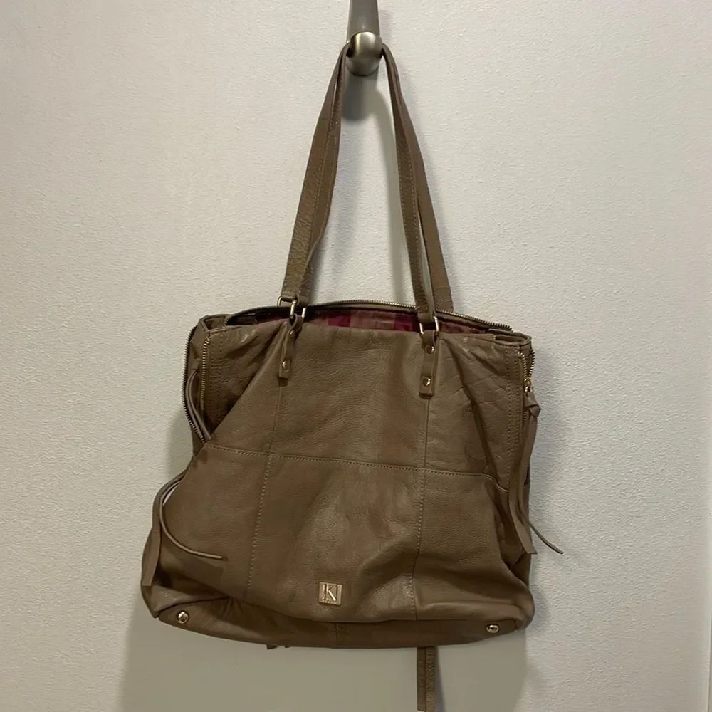 Kooba woman’s grey leather woman’s purse